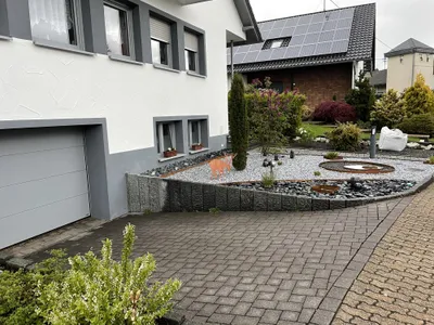 Vorgarten mit Garageneinfahrt