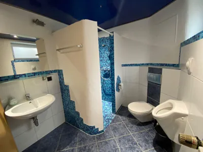 Badezimmer mit Dusche