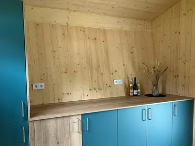 Kühlschrank und Ablage