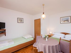 23944810-Ferienwohnung-6-Lovište-300x225-3