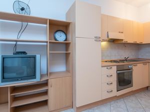 23944809-Ferienwohnung-4-Lovište-300x225-4