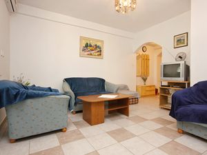 18689284-Ferienwohnung-3-Lovište-300x225-1