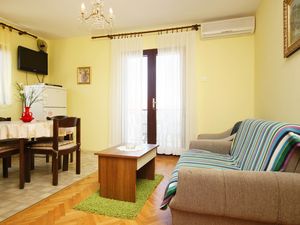 18699221-Ferienwohnung-5-Lovište-300x225-1