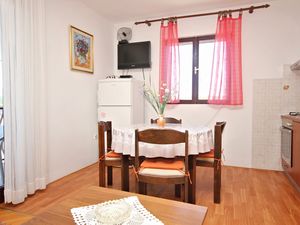 23930958-Ferienwohnung-5-Lovište-300x225-3