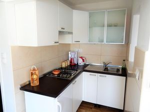 23933096-Ferienwohnung-4-Lovište-300x225-3