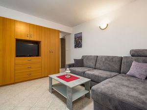 23933169-Ferienwohnung-3-Lovran-300x225-2