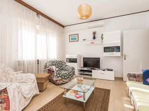 23724782-Ferienwohnung-4-Lovran-300x225-3