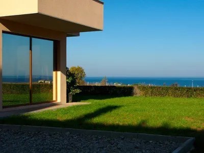 Gemütliches Stockwerk eines Hauses mit schönem Meerblick