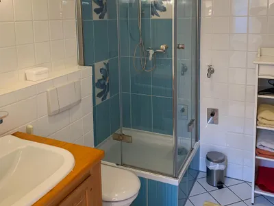 Badezimmer mit Dusche und WC