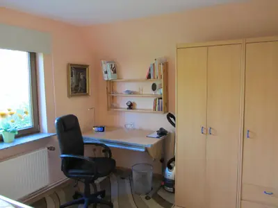 Schlafzimmer mit Tisch und Schrank