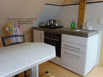 Kochbereich. Neue Küchenzeile mit Kühlschrank, Geschirrspüler, Multifunktionsherd, Induktionsplatten