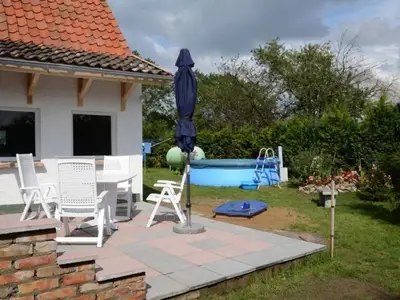 Gästeterrasse mit Pool und Buddelkasten