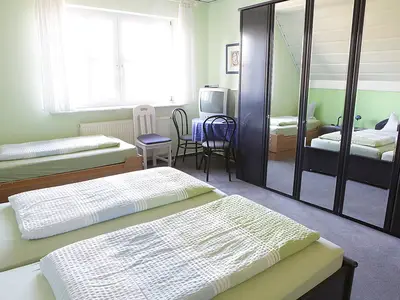 TV im Schlafzimmer der Ferienwohnung Kornblume