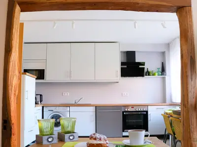 Blick vom Wohnbereich auf die Küchenzeile