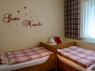 Schlafzimmer mit zwei getrennten Betten