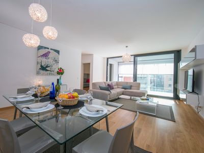 Wohnzimmer mit Zugang zum Balkon