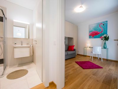 Schlafzimmer und Badezimmer mit Dusche