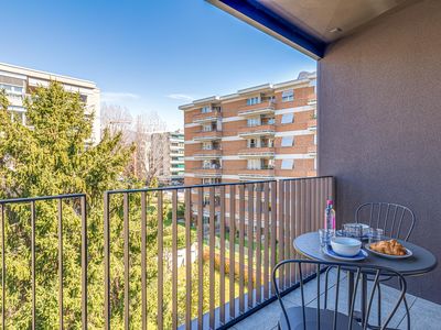 Überdachte Terrasse mit Tisch und Stühlen