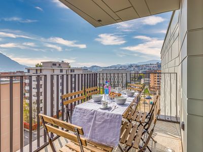 Überdachte Terrasse mit Tisch und Stuhl