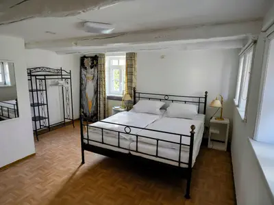 Schlafzimmer (Beistellbett für Kind möglich)