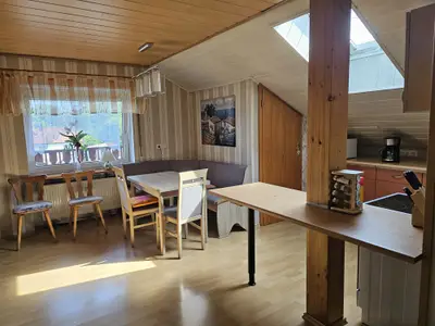 Küche, Essecke, Fenster zum Balkon