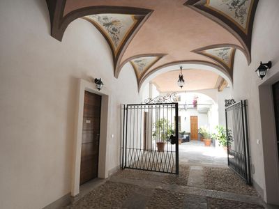 Haupteingang mit bemaltem Gewölbe
