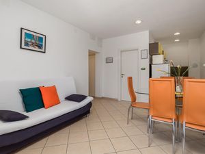 23724946-Ferienwohnung-5-Lukovo Šugarje-300x225-3