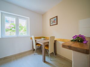 18322032-Ferienwohnung-2-Lumbarda-300x225-1