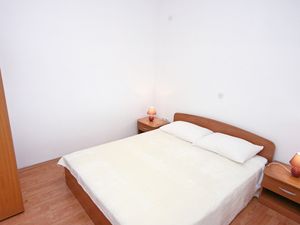 23927762-Ferienwohnung-4-Lumbarda-300x225-5