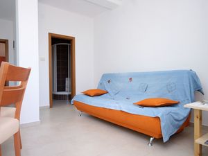 23930662-Ferienwohnung-2-Lumbarda-300x225-3