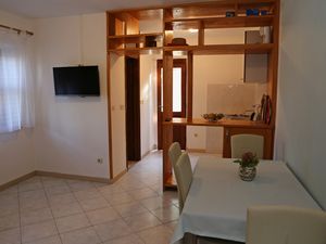 18322305-Ferienwohnung-4-Lumbarda-300x225-3