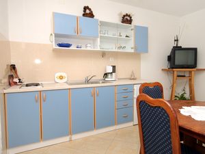 18692947-Ferienwohnung-3-Lumbarda-300x225-4