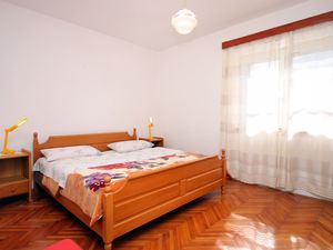 18791407-Ferienwohnung-4-Lumbarda-300x225-5