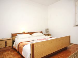 18791409-Ferienwohnung-4-Lumbarda-300x225-4