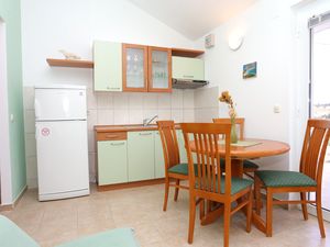 18951307-Ferienwohnung-3-Lumbarda-300x225-5