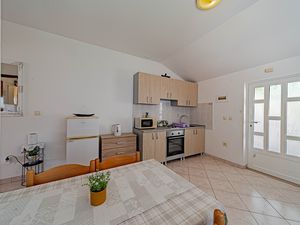 18951607-Ferienwohnung-3-Lumbarda-300x225-5