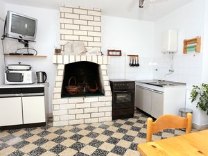 19127957-Ferienwohnung-4-Lumbarda-300x225-3