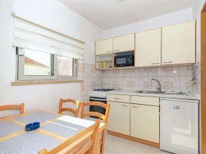 24016517-Ferienwohnung-4-Lumbarda-300x225-5