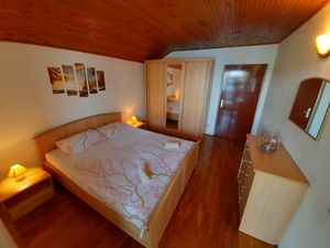 23930642-Ferienwohnung-4-Lumbarda-300x225-4