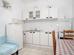 23927726-Ferienwohnung-4-Lumbarda-300x225-3