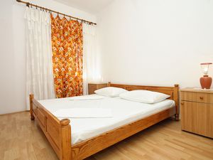 23927726-Ferienwohnung-4-Lumbarda-300x225-4