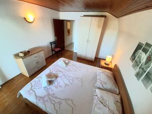 23930643-Ferienwohnung-4-Lumbarda-300x225-4