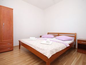 23930662-Ferienwohnung-2-Lumbarda-300x225-5