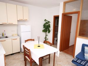 23927762-Ferienwohnung-4-Lumbarda-300x225-3