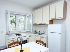 23927762-Ferienwohnung-4-Lumbarda-300x225-4