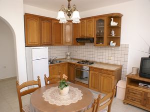 23927732-Ferienwohnung-4-Lumbarda-300x225-3