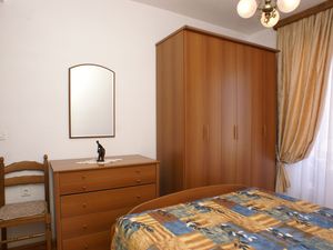 23927732-Ferienwohnung-4-Lumbarda-300x225-5