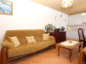 23927774-Ferienwohnung-9-Lumbarda-300x225-2