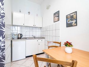 24057424-Ferienwohnung-2-Lumbarda-300x225-1