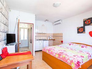 24057425-Ferienwohnung-2-Lumbarda-300x225-3